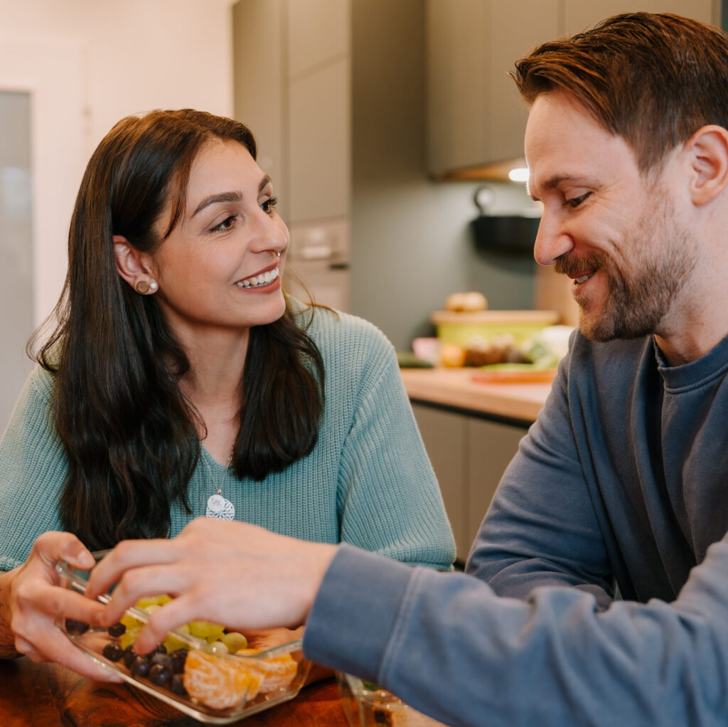 Ernährungsberaterin zeigt dem Kunden gesunde Ernährung